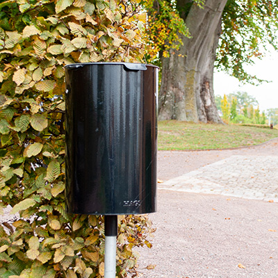The litterbin Poppel in a park.
